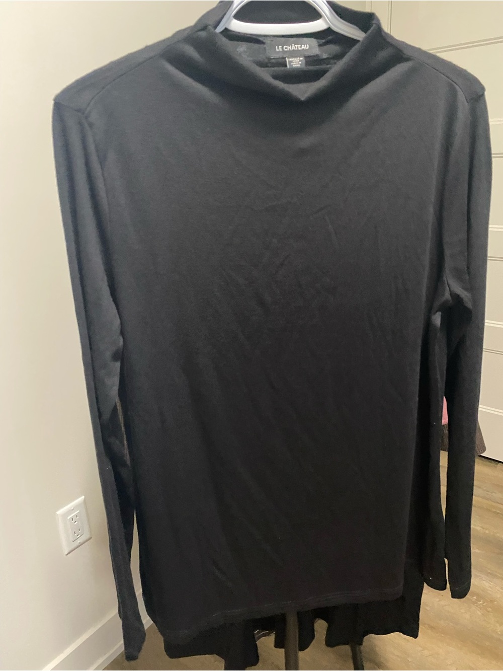 le chateau Black Long-Sleeve Crewneck Shirt